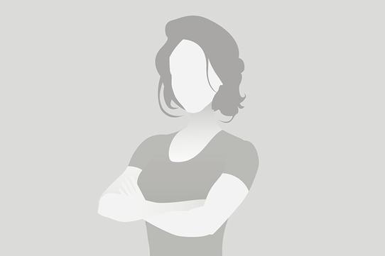 Silhouette einer Frau mit verschr&auml;nkten Armen auf grauem Hintergrund. Die Gesichtsz&uuml;ge sind nicht sichtbar.