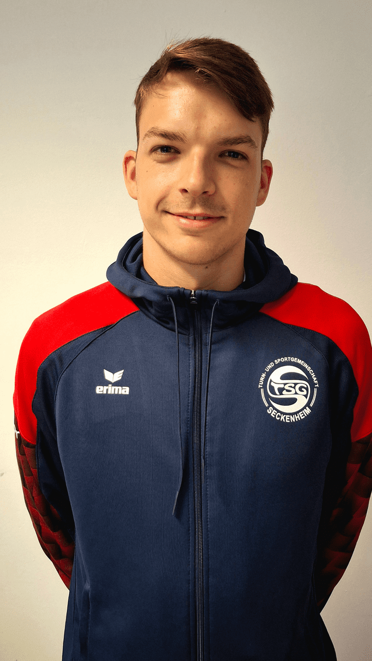Portr&auml;t eines jungen Mannes in Sportjacke mit dem Logo der TSG Seckenheim vor neutralem Hintergrund.