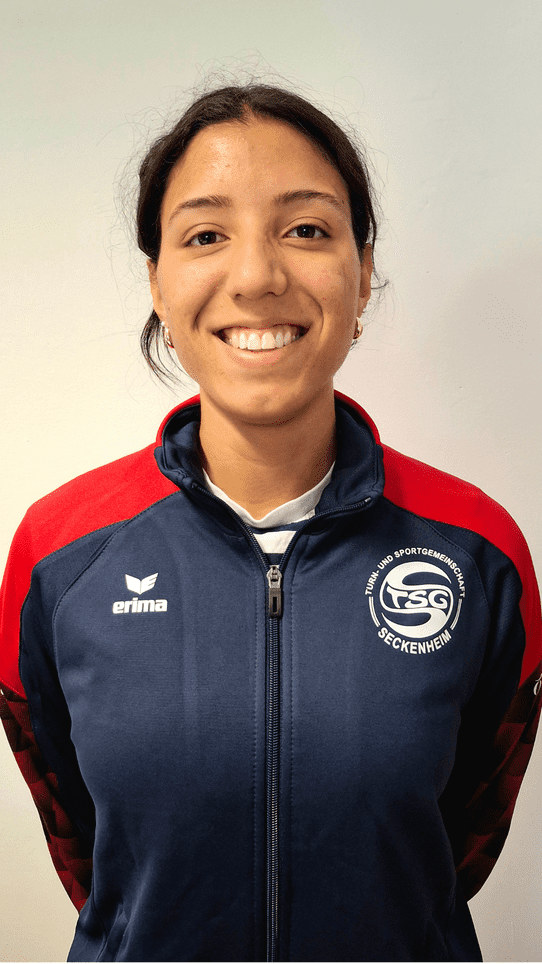 Portr&auml;t einer sportlichen jungen Frau in einem blauen Jackett mit roten &Auml;rmeln und einem Vereinslogo der TSG Seckenheim.