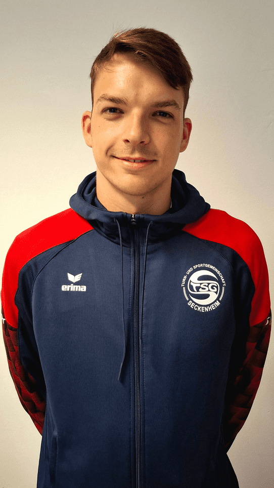 Portr&auml;t eines jungen Mannes in Sportjacke mit dem Logo der TSG Seckenheim vor neutralem Hintergrund.