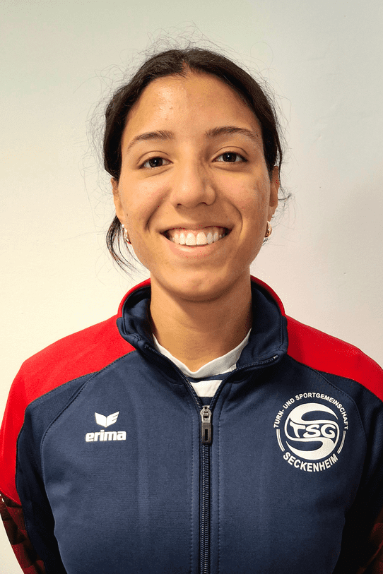 Porträt einer sportlichen jungen Frau in einem blauen Jackett mit roten Ärmeln und einem Vereinslogo der TSG Seckenheim.