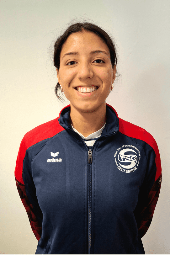 Porträt einer sportlichen jungen Frau in einem blauen Jackett mit roten Ärmeln und einem Vereinslogo der TSG Seckenheim.