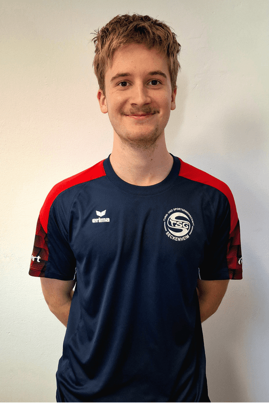 Junger Mann mit blondem Haar, tr&auml;gt ein dunkelblaues Sporttrikot mit rotem Design und Logo der TSG Seckenheim.