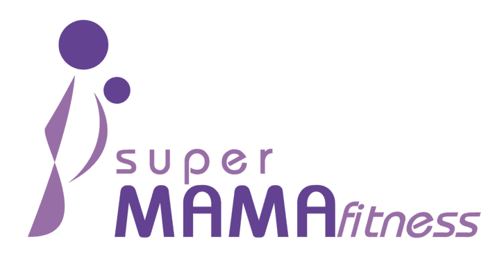 Logo von "super MAMA fitness" in lila Schrift mit stilisierten Figuren und Kreisen, auf transparentem Hintergrund.