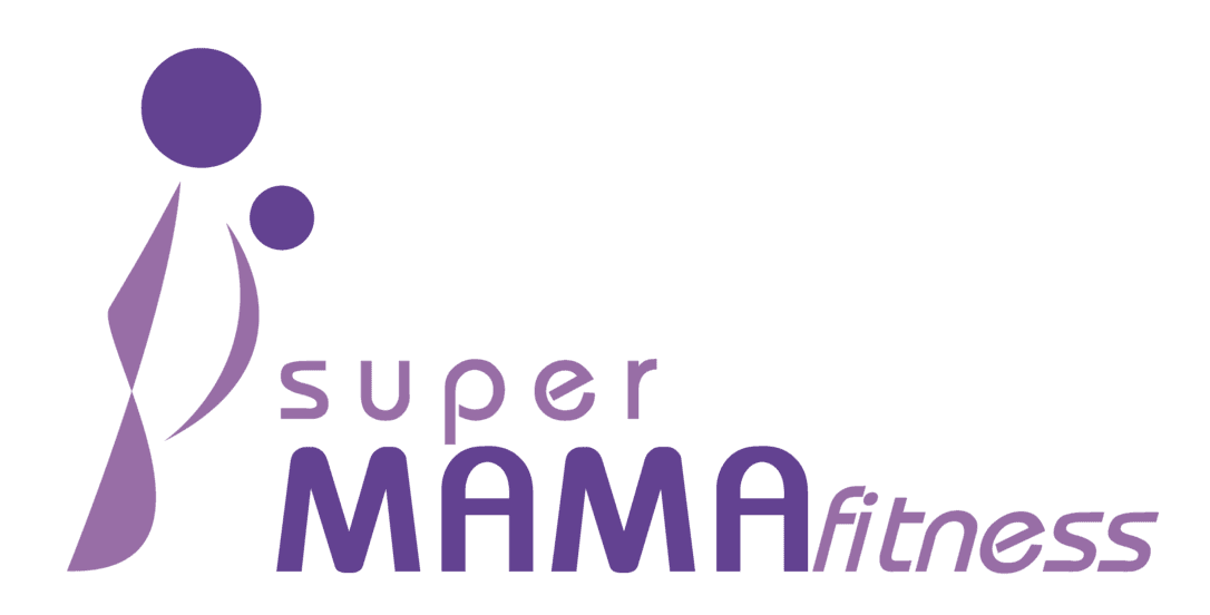Logo von Super Mama Fitness in lila Schrift, bestehend aus stilisierten Figuren und dem Schriftzug &bdquo;super MAMAfitness&ldquo;.