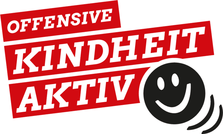 Logo der Initiative &bdquo;Offensive Kindheit aktiv&ldquo;, rot-wei&szlig;e Schrift mit lachendem Smiley.